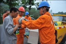 爭分奪秒為受災(zāi)群眾 送去光明點亮希望