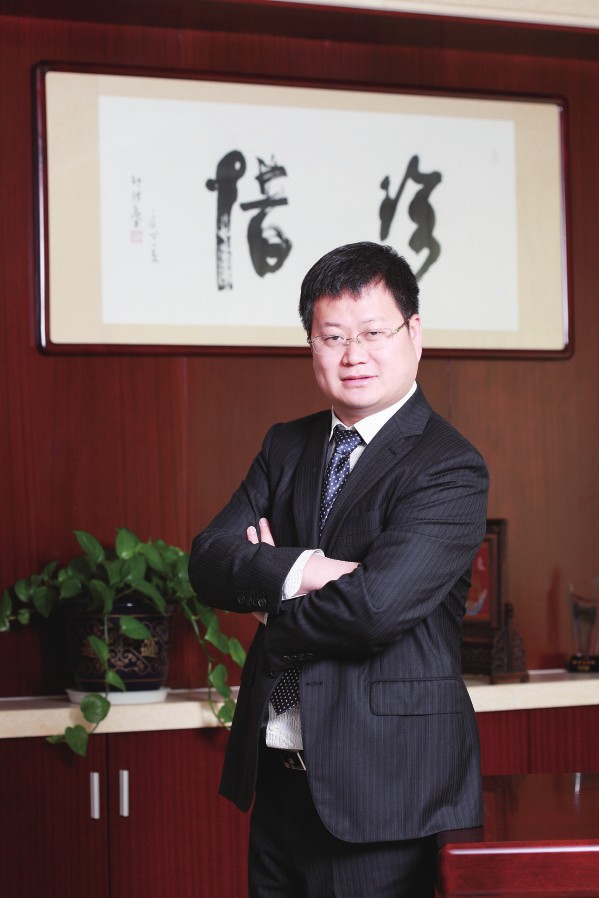 9年前，鄒承慧站在江陰華士鎮(zhèn)華西村的一間荒廢車間門口，帶著13名員工，前途充滿未知。9年后，鄒承慧率領下的愛康資產已超百億，創(chuàng)造了一系列的全國乃至世界之最—太陽能鋁邊框產品占全球市場份額20%，居世界第一，光伏安裝支架系統(tǒng)產品占全國市場份額15%，居全國行業(yè)第一。光伏發(fā)電規(guī)模居全國非公有制企業(yè)發(fā)電前列。