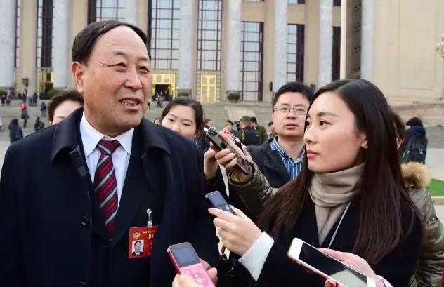 △全國(guó)政協(xié)委員劉吉臻（左）接受中國(guó)電力報(bào) 中電新聞網(wǎng)記者采訪。中國(guó)電力報(bào) 中電新聞網(wǎng)記者 王飛 攝。