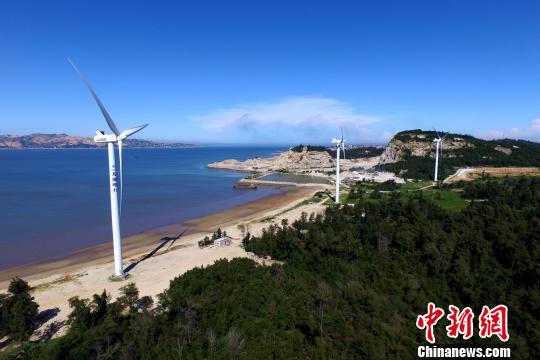 沿海灘而建的風(fēng)力發(fā)電機?！⊥鯑|明 攝