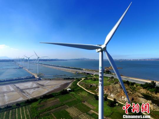 正在運行中的風(fēng)力發(fā)電機?！⊥鯑|明 攝