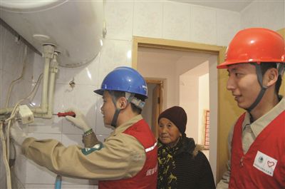 3月4日，值“向雷鋒同志學習”紀念日到來之際，南京浦口供電營業(yè)部組織“紅馬甲”青年志愿服務隊員一行4人來到浦口區(qū)江浦街道新河社區(qū)，開展以“志愿服務進社區(qū)寧電春風暖人心”為主題的學雷鋒服務活動，上門為殘疾人、孤寡老人等弱勢群體義務檢修線路、排除隱患、宣傳安全用電常識。圖為服務隊員為80周歲的孤寡老人竇文華維修電熱水器插座、照明燈具。趙瑞斌張瑋