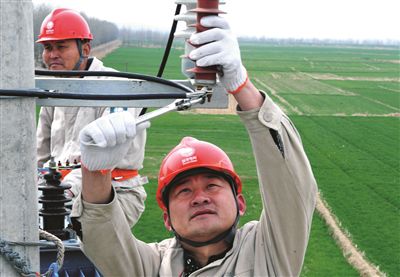 盱眙是蘇北農業(yè)大縣，為更好地做好春耕春種用電服務工作，3月份以來，盱眙縣供電公司組織員工對該縣19個鄉(xiāng)鎮(zhèn)615個電灌站設備、線路進行巡視，消除避雷器損壞、電桿傾斜、變壓器缺油等缺陷45個，當好農民春耕春種后勤兵。圖為3月5日盱眙縣供電公司兩名員工為該縣鐵佛鎮(zhèn)李圩村電灌站更換避雷器。