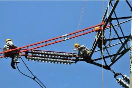 高空帶電更換瓷質(zhì)絕緣子 保障主電網(wǎng)穩(wěn)定運行