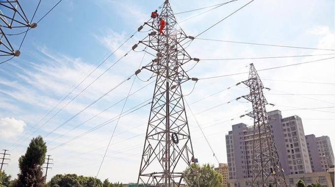 檢修線路 保證電網(wǎng)安全運(yùn)行