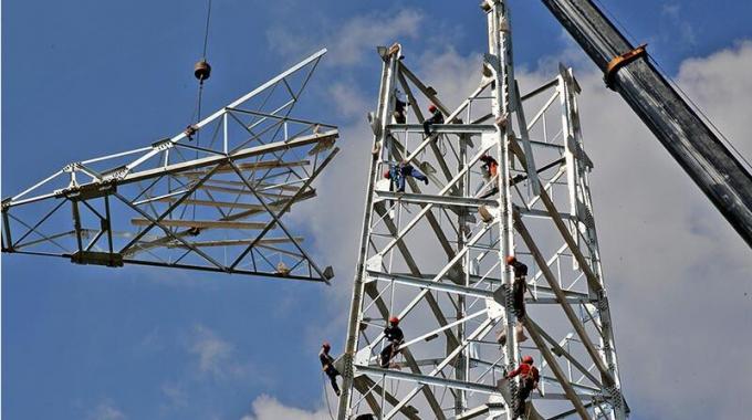 高山之巔架鐵塔 老區(qū)用電有保障