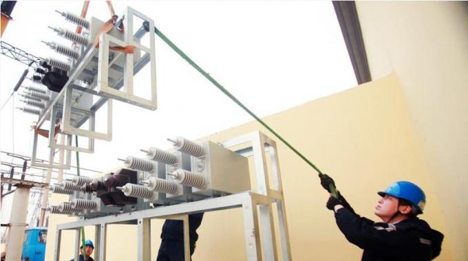國網(wǎng)濟源供電公司改造設備，精益運維