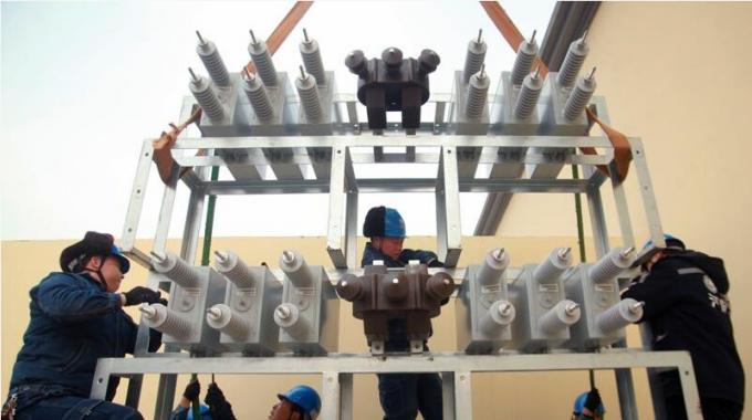 國網(wǎng)濟源供電公司改造設備，精益運維