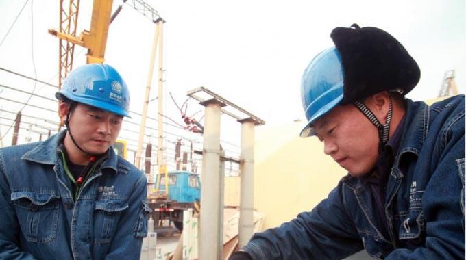 國網(wǎng)濟源供電公司改造設備，精益運維