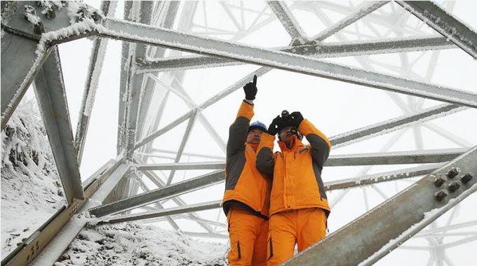 春節(jié)堅(jiān)守崗位 “銀色蜘蛛俠”成功挑戰(zhàn)世界最高等級帶電作業(yè)