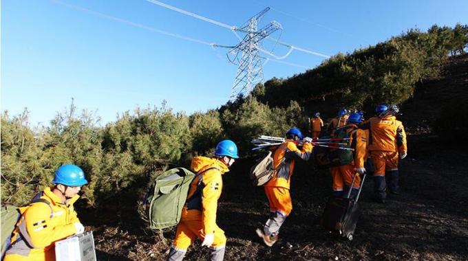 春節(jié)堅(jiān)守崗位 “銀色蜘蛛俠”成功挑戰(zhàn)世界最高等級帶電作業(yè)