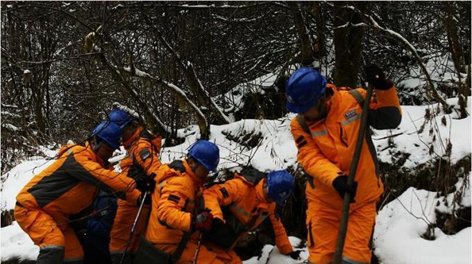 春節(jié)堅(jiān)守崗位 “銀色蜘蛛俠”成功挑戰(zhàn)世界最高等級帶電作業(yè)