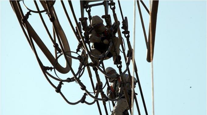 春節(jié)堅(jiān)守崗位 “銀色蜘蛛俠”成功挑戰(zhàn)世界最高等級帶電作業(yè)