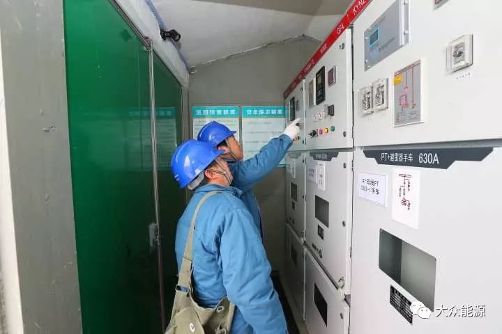 漲知識！高速公路上汽車怎么邊跑邊？