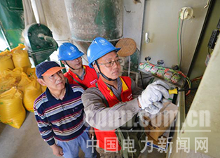 中國電力新聞網(wǎng)訊 通訊員 毛強 報道 近日，湖北武漢漢南區(qū)供電公司員工主動放棄假期休息時間，來到農(nóng)村養(yǎng)殖戶家中，為其檢修飼料加工設(shè)備，服務(wù)農(nóng)村群眾增收致富。