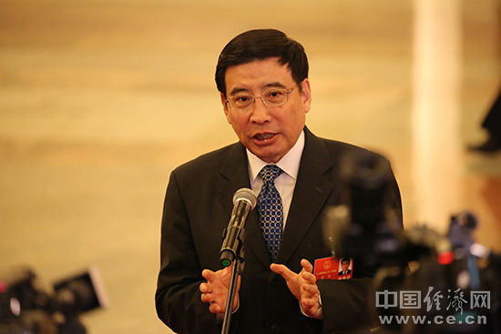  兩會(huì)代表議新能源汽車增長的“絆腳石”  推動(dòng)新能源汽車產(chǎn)業(yè)發(fā)展