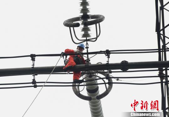 圖為電力工人在70多米高空作業(yè)，為特高壓復(fù)奉線(xiàn)重慶段進(jìn)行八年來(lái)首次大修。　周毅 攝