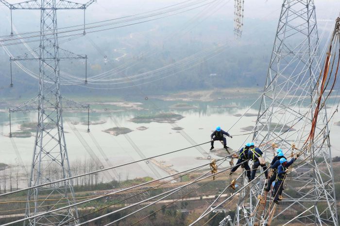 準東至皖南±1100千伏特高壓線路皖3標段在安徽蕪湖市南陵縣跨越淮南至上海1000千伏特高壓線路施工，這是世界交直流最高電壓等級線路的一次交匯。（鄭賢列攝）