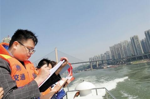 重慶環(huán)保督察組“兩江游” 岸邊排放口排放是否達標？