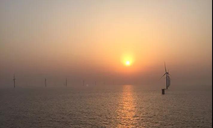 快訊丨亞洲最大海上風(fēng)電場(chǎng)100臺(tái)風(fēng)電機(jī)組全部吊裝完成