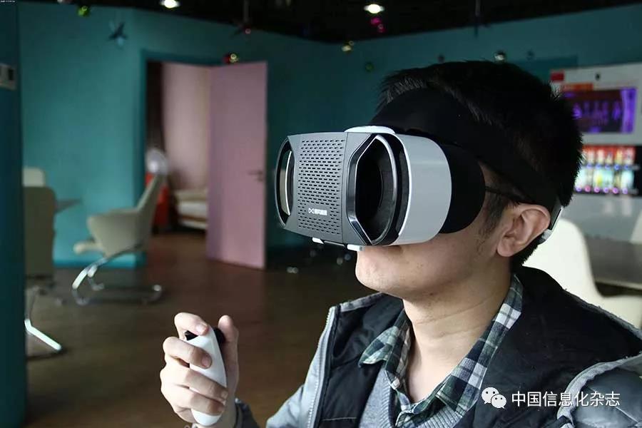 發(fā)展智能信息產(chǎn)業(yè)，深化產(chǎn)業(yè)融合