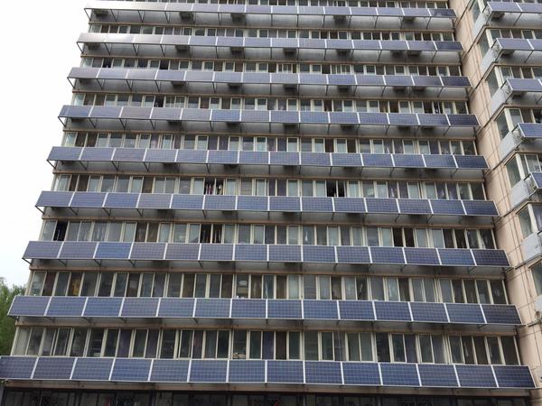 “高能”！北交大一宿舍樓外墻“爬滿”太陽能板