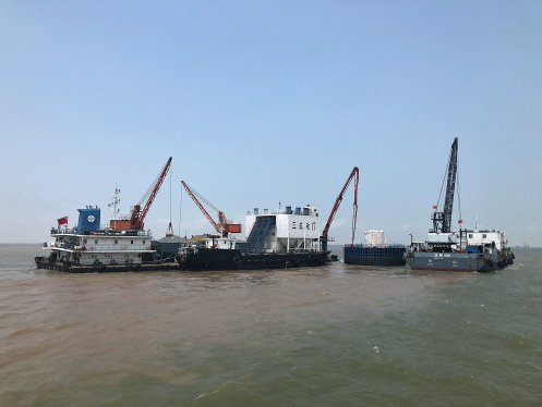 與臺風(fēng)“插肩而過”！臨港風(fēng)電一期工程首個風(fēng)機基礎(chǔ)平臺搶澆完成