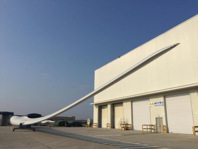 我國(guó)首款海陸兩用風(fēng)電葉片株洲下線