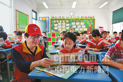 近日，浙江富陽供電公司紅船共產(chǎn)黨員服務隊走進校園，隊員們用自制的用電教具，簡單易懂地向孩子們介紹電力常識和安全用電方法，增強孩子們的自我保護意識。