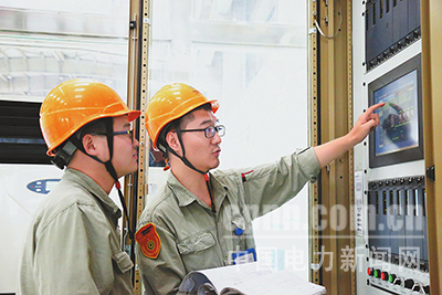 近日，國電哈密煤電開發(fā)有限公司在2號機(jī)組檢修期間，開展了“C修微課堂”崗位練兵活動，助力青工成長成才，掀起了“學(xué)技術(shù)、提素質(zhì)”的熱潮。圖為該公司電氣二次班勵磁專工在講解勵磁小電流試驗(yàn)原理。