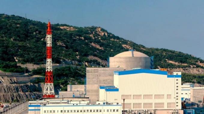 2018年9月2日11時(shí)59分，在換料機(jī)控制室操作員的遠(yuǎn)程控制下，田灣核電4號(hào)機(jī)組第163組燃料組件緩緩裝入堆芯，標(biāo)志著4號(hào)機(jī)組首次裝料作業(yè)完成，為按計(jì)劃開展4號(hào)機(jī)組后續(xù)調(diào)試和投產(chǎn)任務(wù)奠定了基礎(chǔ)。