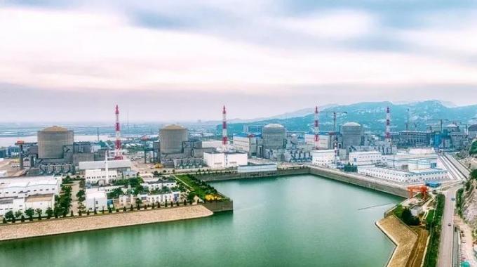 田灣4號(hào)機(jī)組自8月25日正式開始反應(yīng)堆首次裝料，全體人員始終堅(jiān)持“安全第一、質(zhì)量第一”，嚴(yán)格遵守技術(shù)規(guī)格書和試驗(yàn)程序要求，監(jiān)護(hù)操作，獨(dú)立驗(yàn)證，采用在田灣4號(hào)機(jī)組主控室、換料機(jī)控制室和反應(yīng)堆大廳進(jìn)行連續(xù)監(jiān)控的方式，先后進(jìn)行了9個(gè)批次燃料吊籃的裝載與轉(zhuǎn)運(yùn)，安全地將163組燃料組件和103束控制棒裝入堆芯指定位置。