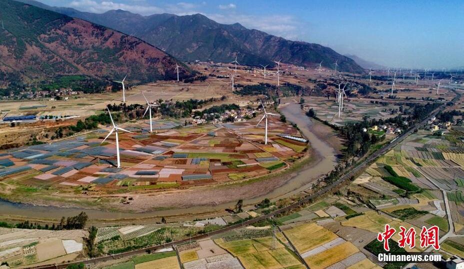 4月8日，四川德昌縣安寧河峽谷200余座風(fēng)電，與成昆鐵路、京昆高速公路、田園和大山相融，成為一道靚麗的風(fēng)景。