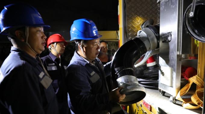 電力應(yīng)急排澇車兼具發(fā)電和排澇的功能，不需依賴外接電源，在應(yīng)急搶修過程中使用十分方便。只要將一端的水管插入積水，另一端接入河道，啟動電機便可迅速排水。這臺大功率排澇車的特點是吸力大、吸程高，最大吸水深度可達20左右，每分鐘的抽水量大1000升，若水深在10米以內(nèi)，每分鐘的吸水量可到1800升至2000升。