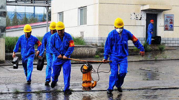 演練隨著應急總指揮一聲令下正式開始。只見各應急小組迅速動作，密切配合，立即展開現(xiàn)場防洪排水、急救傷員等一系列應急預案措施；