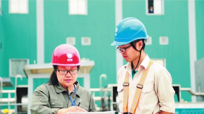  　　堅(jiān)守者：陳文強(qiáng)  　　堅(jiān)守崗位：直流檢修員  　　堅(jiān)守年限：5年  　　國(guó)慶假期將近，浙江電力檢修公司的陳文強(qiáng)站在±800千伏紹興換流站換流變廣場(chǎng)。這里正在進(jìn)行2018年年度檢修。