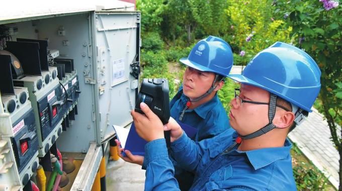  　　堅(jiān)守者：王海林、張?chǎng)? 　　堅(jiān)守崗位：營(yíng)業(yè)配電員  　　堅(jiān)守年限：7年  　　國(guó)慶來臨，山東淄博供電公司石橋供電所的王海林和張?chǎng)蜗裢Ｒ粯?，整理巡線用的裝備，戴好安全帽、掛上望遠(yuǎn)鏡，一天的設(shè)備巡視工作就這樣開始了。