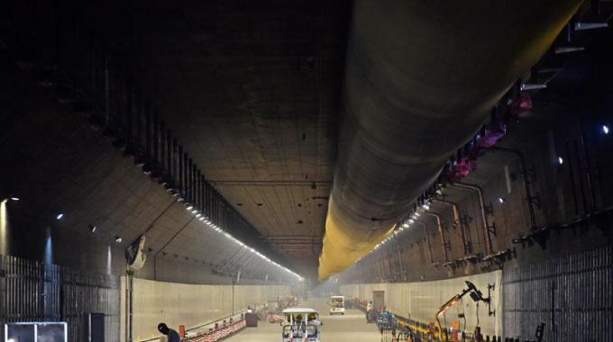  廣東電網(wǎng)公司承擔(dān)著對人工島及港珠澳大橋本體工程的供電任務(wù)，同時為粵港澳三地的綜合運輸體系和高速路網(wǎng)提供電力保證。早在港珠澳大橋于2009年12月15日正式動工以來，廣東電網(wǎng)公司珠海供電局便成立了港珠澳大橋供電專項服務(wù)小組，9年間一直跟隨建設(shè)進度及時滿足各項用電需求。